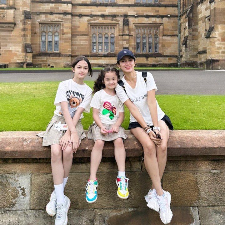 <p>Melalu media sosial Instagram, Ussy membagikan banyak momen bersama keluarga. Namun, salah satu unggahannya berhasil menarik perhatian publik nih, Bunda. (Foto: Instagram @ussypratama)<br /><br /><br /></p>