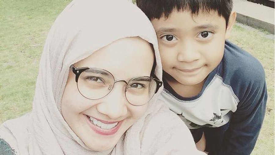 Zaskia Sungkar dan Muhammad Rizky Rakhmani