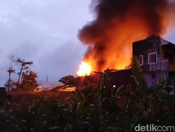 Kebakaran Gudang Tiner Semarang Belum Padam, 12 Damkar Dikerahkan