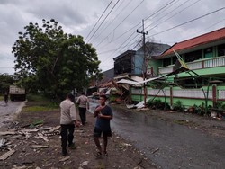 Angin Kencang Terjang 2 Kecamatan di Gresik: SPBU hingga Rumah Kades Rusak