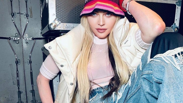 img-title Tampilan Terbaru Madonna yang Tetap Bugar dan Modis di Usia 65 Tahun