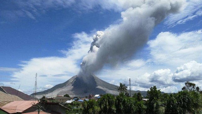 BPBD Kabupaten Agam, Sumatera Barat (Sumbar) mencatat Gunung Marapi telah erupsi sebanyak 127 kali, sejak Sabtu (7/1).