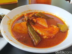 Menikmati Ikan Asam Pedas Melaka Khas Kepri