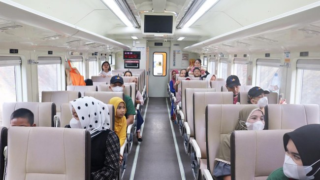 PT Kereta Api Indonesia (KAI) mencatat tiket kereta api jarak jauh untuk pelayanan mudik lebaran 2023 baru terjual sekitar 250 ribu bangku.