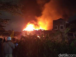 Api Masih Berkobar di Gudang Tiner Semarang, 1 Orang Dilarikan ke RS
