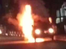 Mobil Terbakar di Cibinong Bogor, Sopir Melarikan Diri