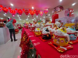 Berkah Tahun Kelinci Air Dirasakan Pedagang Ornamen Imlek di Surabaya