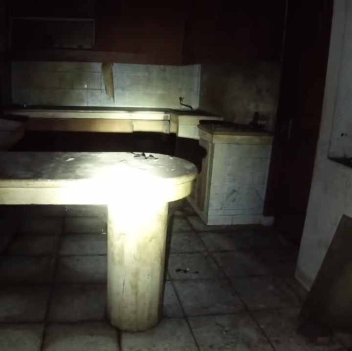<p>Pada bagian dalam rumah, lantai-lantainya dipenuhi debu dan sudah menghitam, Bunda. Di setiap sudut ruangan juga penuh dengan sarang laba-laba. (Foto: YouTube Bang brew Tv)</p>