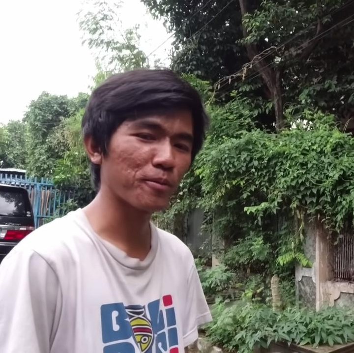 <p>Tiko dan sang Bunda, Eny, harus tinggal di rumah mewah tanpa air dan listrik selama belasan tahun, Bunda. Jika dilihat dari luar, rumah dua lantai ini seperti terbengkalai dan tak berpenghuni. (Foto: YouTube Bang brew Tv)</p>