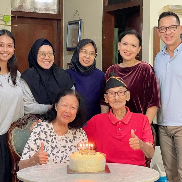 <p>Beberapa waktu lalu, Ira dan Ari menyempatkan diri untuk merayakan ulang tahun Ibu sambungnya, lho. Momen membahagiaan ini ia bagikan pada media sosial pribadinya. Dalam kesempatan itu, ia juga memberikan ucapan dan doa menyentuh untuk sang bunda sambung. (Foto: Instagram: @irawbw)</p>