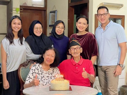 5 Potret Kebahagian Ari & Ira Wibowo Rayakan Ultah Ibu Sambung, Beri Ucapan Menyentuh