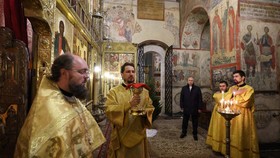 FOTO: Kesendirian Putin saat Ibadah Natal Ortodoks