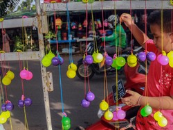Punya Efek Berbahaya, Ini Tips Aman Bermain Lato-Lato untuk Anak