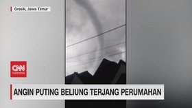 VIDEO: Angin Puting Beliung Terjang Perumahan