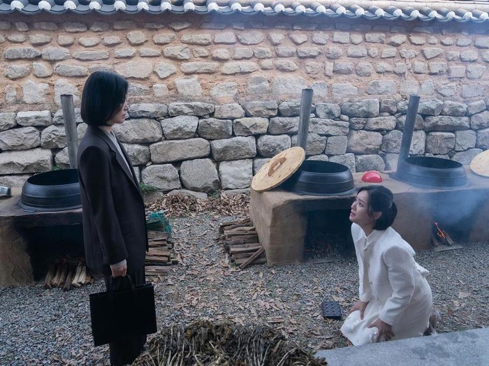 Dikemas secara misterius, aktor dan aktris The Glory diselimuti busana mewah nan elegan. Termasuk Song Hye Kyo yang tampil berkelas dengan koleksi perhiasan dari Chaumet serta tas mewah dari Fendi./ Foto: instagram.com/kyo1122/