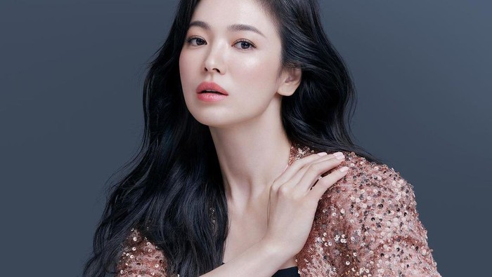 5 Gaya Feminin ala Song Hye Kyo yang Selalu Tampil Elegan dan Awet Muda di Usia 41 Tahun