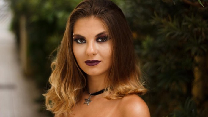 img-title Menurut para Ahli, 6 Kesalahan Makeup Mata Ini Membuat Tampilan Terlihat Lebih Tua! Duh Kamu Suka Lakukan?