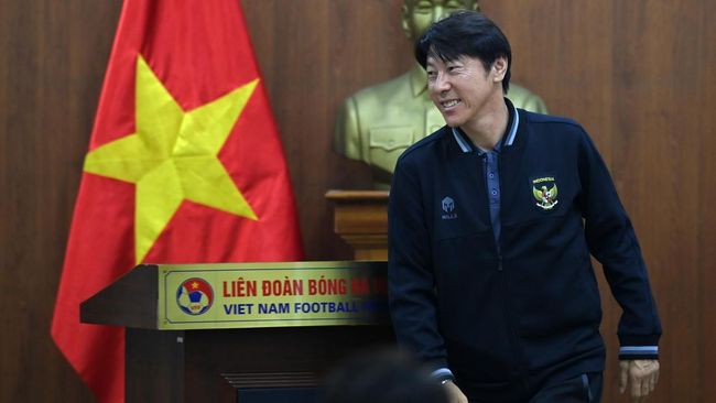 Salah satu ofisial timnas Vietnam Le Huy Khoa 'mengamuk' melihat pelatih Timnas Indonesia Shin Tae Yong mengungkap 'dosa-dosa' bek kiri Vietnam Doan Van Hau.