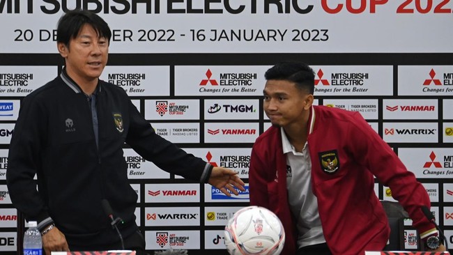 Tiga pengamat sepak bola nasional sepakat Shin Tae Yong (STY) tidak perlu dipecat langsung oleh PSSI setelah Timnas Indonesia gagal di Piala AFF 2022.
