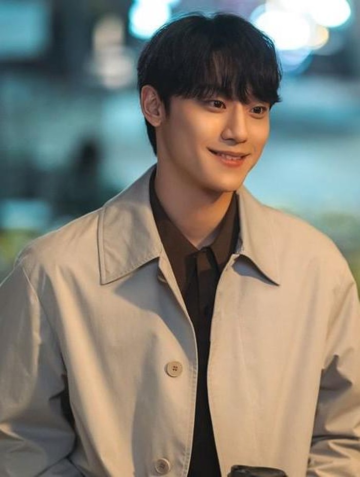 Lee Do Hyun juga tampil mengesankan dengan koleksi Fendi sebagai Jo Yeo Jeong. Tak hanya itu, ia melengkapi outfit-nya dengan jam Tag Heuer Carrera yang dibanderol harga lebih dari Rp100 juta./ Foto: instagram.com/netflixkr/
