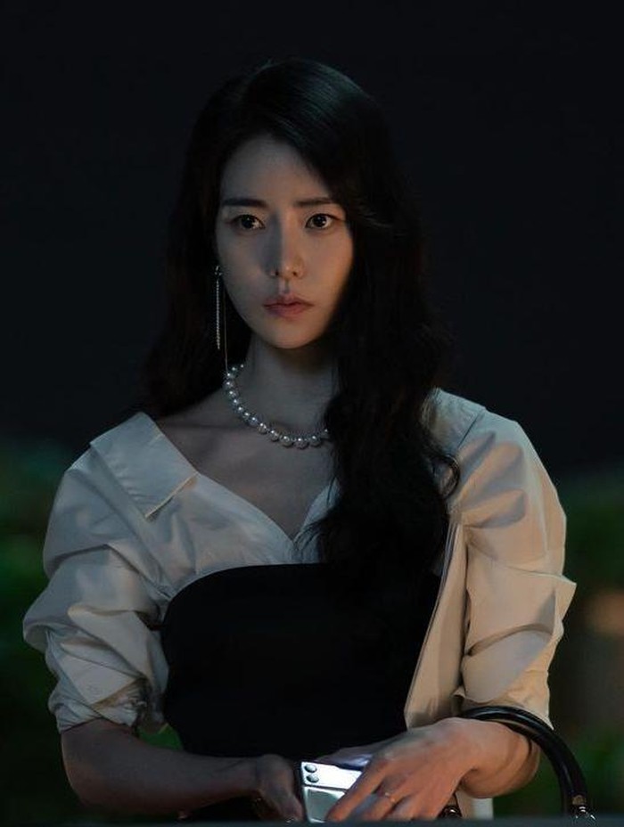 Lim Ji Yeon, pemeran antagonis Park Yeon Jin juga memakai pakaian mewah dan berkelas. Dari awal episode ia menghipnotis dengan koleksi baju dari Zimmerman, Claudie Pierlot, hingga DINT./ Foto: instagram.com/limjjy2/
