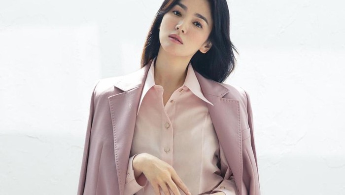 5 Inspirasi Outfit ke Kantor ala Song Hye Kyo, Tampil Profesional dan Modis