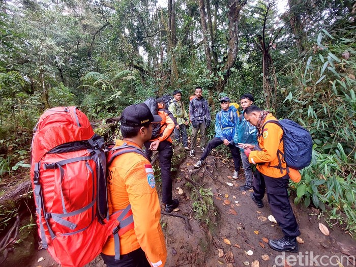 Para pendaki dipaksa turun menyusul erupsi Gunung Marapi di Sumbar.