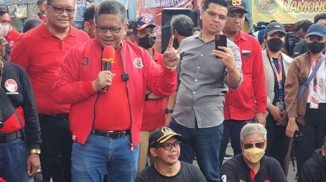 Jelang HUT PDIP ke-50, Hasto Berikan Motivasi saat Makan Bareng Warga Sekjen PDIP, Hasto Kristiyanto, mendorong para kader bersama ibu-ibu untuk memberikan makanan bergizi bagi anak-anak agar cerdas.