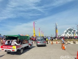 Wisatawan Berpikap Serbu Masjid Al Jabbar Bandung