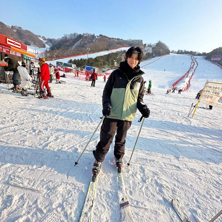 <p>Selama liburan di Korea, Rossa mengajak anaknya mengunjungi beberapa tempat wisata populer di sana, Bunda. Salah satunya adalah Vivaldi Park Skiworld. (Foto: Instagram@itsrossa910)</p>