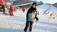 <p>Selama liburan di Korea, Rossa mengajak anaknya mengunjungi beberapa tempat wisata populer di sana, Bunda. Salah satunya adalah Vivaldi Park Skiworld. (Foto: Instagram@itsrossa910)</p>