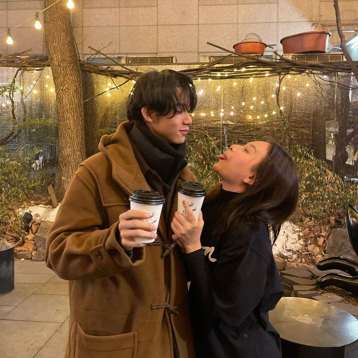 <p>Mengenakan pakaian hangat, Rossa dan Rizky tampak berpose dengan memegang minuman. Bunda dan anak yang satu ini pun tak sungkan menampilkan ekspresi mereka yang sangat menggemaskan. "<em>My Forever Love</em> (cintaku selamanya)," tulis Rossa sebagai keterangan fotonya dalam bahasa Korea. (Foto: Instagram@itsrossa910)</p>