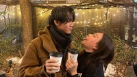 <p>Mengenakan pakaian hangat, Rossa dan Rizky tampak berpose dengan memegang minuman. Bunda dan anak yang satu ini pun tak sungkan menampilkan ekspresi mereka yang sangat menggemaskan. "<em>My Forever Love</em> (cintaku selamanya)," tulis Rossa sebagai keterangan fotonya dalam bahasa Korea. (Foto: Instagram@itsrossa910)</p>