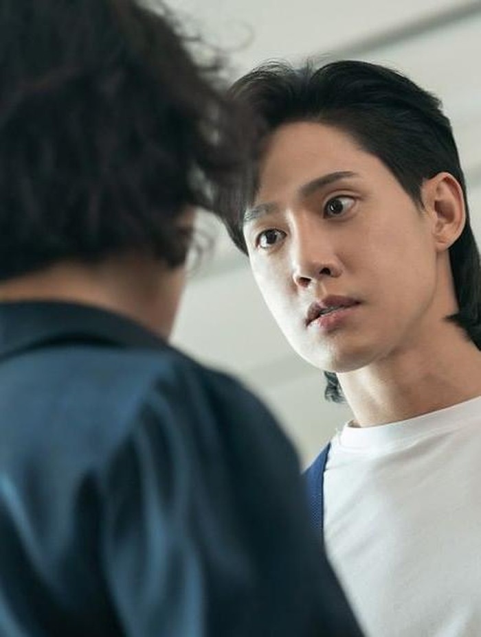 Sosok antagonis lain yaitu Joon Jae Joon (Park Sung Hoon) juga menawan bak konglomerat. Citra chaebol terlihat dari koleksi bajunya yang merupakan koleksi dari brand Thom Browne, Gucci, Fendi, hingga Balmain./ Foto: instagram.com/netflixkr/