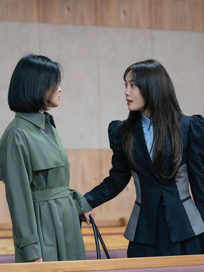 Tak hanya itu, pemeran Moon Dong Eun ini juga memakai koleksi dari brand kelas dunia seperti Theory, Joseph dan Vince. Hye Kyo juga memakai outfit dari brand lokal Korea, seperti Common Unique, Plastic Island, dan Marge Sharwood./ Foto: instagram.com/kyo1