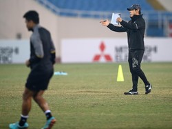 Wajah Cemas Shin Tae-yong di Vietnam