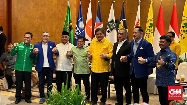 Sejumlah elite parpol yang kini menghuni DPR berkumpul menolak usul PDIP terkait sistem mencoblos partai di Pemilu 2024.