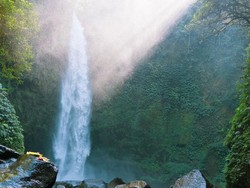 10 Air Terjun Paling Populer di Buleleng yang Wajib Dikunjungi