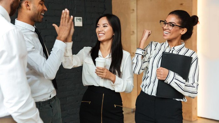 5 Sifat Ini Bisa Bikin Kamu Mudah Disukai Orang Banyak, Apa Saja?