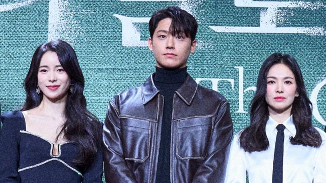 Bintang The Glory Lee Do-hyun guyon takut berada di antara Song Hye-kyo dan Lim Ji-yeon setelah tonton adegan perkelahian karakter sang aktris.
