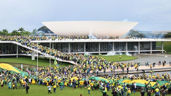 Ribuan pendukung Jair Bolsonaro yang protes pemilu presiden Brasil menyerbu gedung kongres, Mahkamah Agung dan mengepung Istana Kepresidenan.