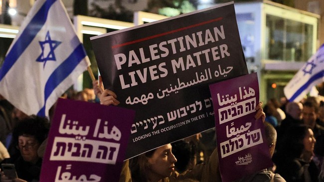Ribuan warga Israel turun ke jalan pada Sabtu akhir pekan lalu memprotes pemerintahan baru Perdana Menteri Benjamin Netanyahu yang kontroversial.