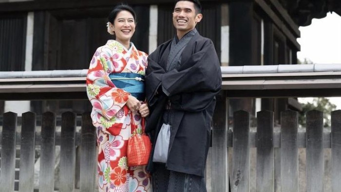 Gaya Dian Sastro Pakai Kimono dan Outfit Musim Dingin Lainnya
