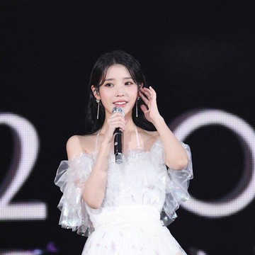 img-title 5 Inspirasi Gaya Fashion Shio Ayam ala IU, Tampil Percaya Diri dengan Outfit yang Chic dan Stylish