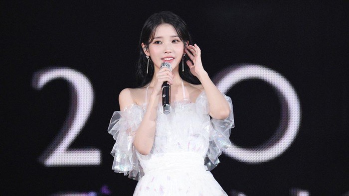 img-title 5 Inspirasi Gaya Fashion Shio Ayam ala IU, Tampil Percaya Diri dengan Outfit yang Chic dan Stylish