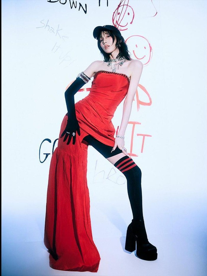GOT The Beat tampil badass dengan konsep lebih dewasa. Teaser image pertama dari Taeyeon dengan balutan dress merah. Taeyeon dipuji awet muda dan disebut mirip dengan Wendy Red Velvet./ Foto: instagram.com/girlsontop_sm/