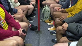 FOTO: Ramai-ramai Naik Kereta Tanpa Celana di London