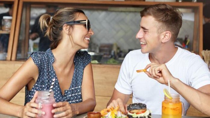 Ide topik saat kencan/ foto: Freepik/ wayhomestudio