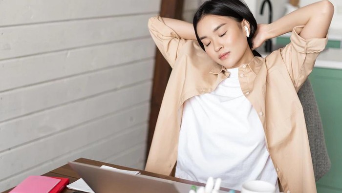 Ilustrasi bekerja sendirian/ Foto: Freepik.com/benzoix