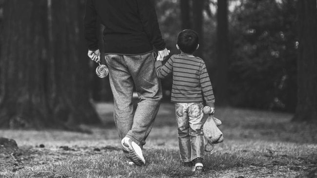 Ekspresi sayang pada anak kecil wajar, tapi tanpa izin bisa jadi pelanggaran batas dan membuat anak tak nyaman.